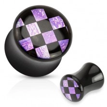 Lesklý sedlový plug do ucha černé barvy, akryl, černo-fialová šachovnice