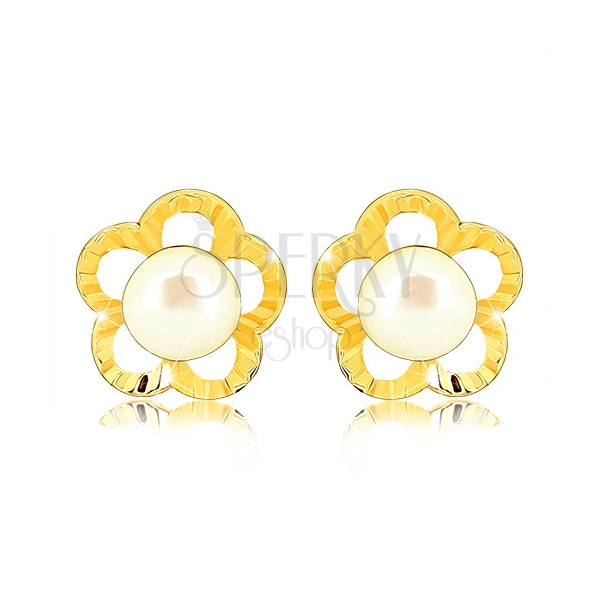 Zlaté náušnice 375 - gravírovaný obrys květu, kulatá perlička bílé barvy
