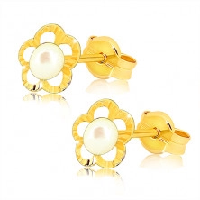 Zlaté náušnice 375 - gravírovaný obrys květu, kulatá perlička bílé barvy