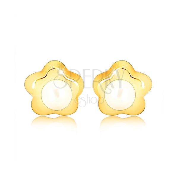 Puzetové náušnice ve žlutém 9K zlatě - drobný lesklý kvítek, bílá perlička