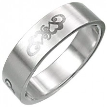 Ocelový prsten se srdíčkovým ornamentnem