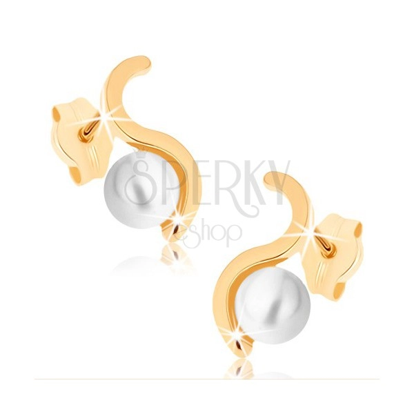Náušnice ze žlutého 9K zlata - blyštivá vlnka, kulatá perla bílé barvy