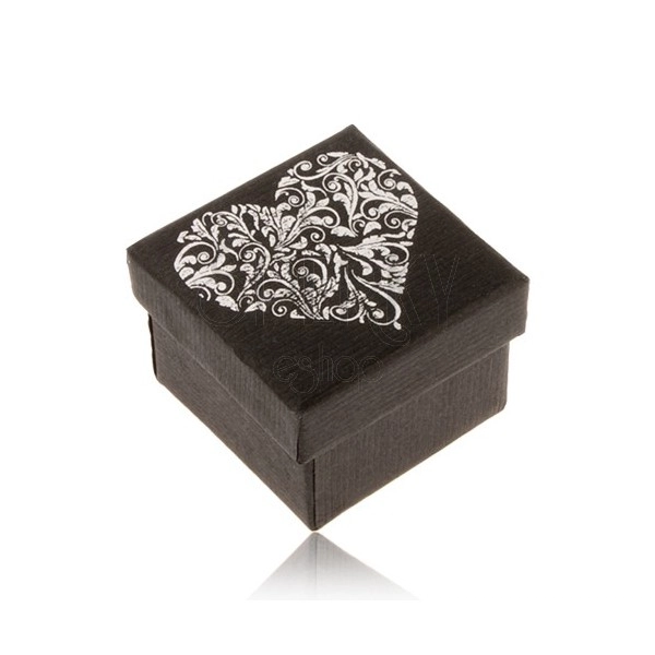 Černá dárková krabička na prsten, srdce stříbrné barvy z ornamentů