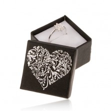 Černá dárková krabička na prsten, srdce stříbrné barvy z ornamentů