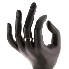 Prsten ze stříbra 925, vypouklý zaoblený povrch, černé obdélníky