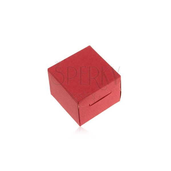 Červená dárková krabička z papíru na prsten a náušnice, šikmé zářezy