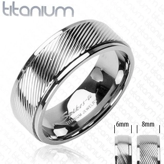 Titanový prsten s diagonálními pruhy - Velikost: 66
