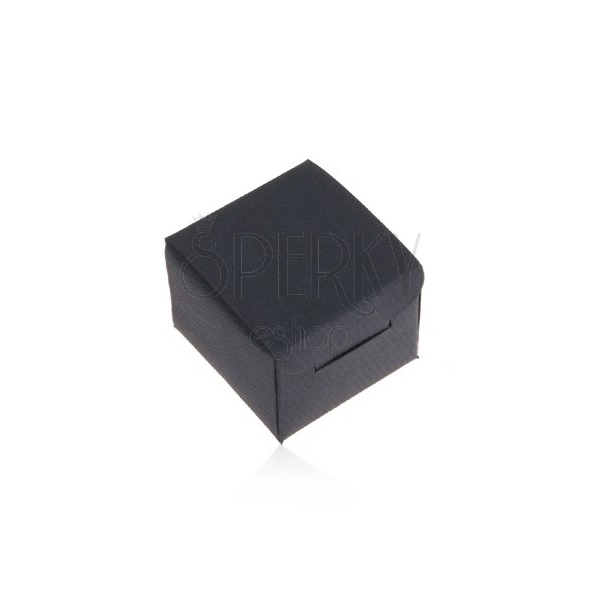 Matná tmavomodrá krabička na prsten nebo náušnice, šikmé linie na povrchu