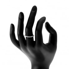 Stříbrný 925 prsten, úzká ramena s vysokým leskem, pás čirých zirkonků