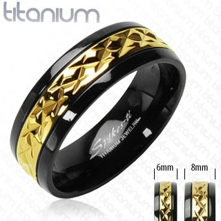 Titanový prsten černý se vzorovaným pruhem zlaté barvy - Velikost: 49