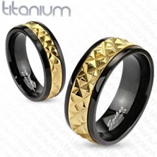 Titanový prsten černý se vzorovaným pruhem zlaté barvy