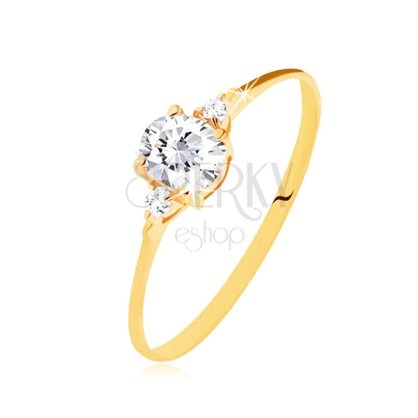 Blýskavý prsten ze žlutého 14K zlata - čirý oválný zirkon, dva kulaté zirkonky