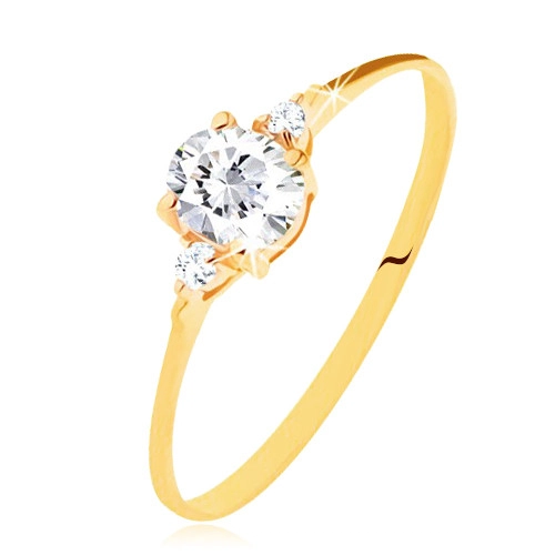 Blýskavý prsten ze žlutého 14K zlata - čirý oválný zirkon, dva kulaté zirkonky - Velikost: 57