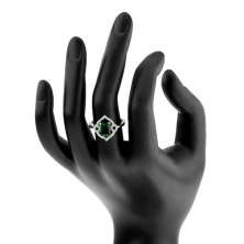Stříbrný prsten 925, zelený obdélníkový zirkon, čiré obrysy lístků, obloučky