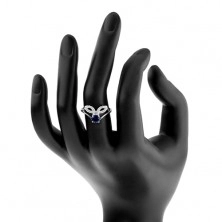 Stříbrný prsten 925, rozdělená ramena, čiré obrysy zrnek, tmavě modrý zirkon