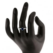 Prsten ze stříbra 925, zdobená ramena, kulatý tmavomodrý zirkon