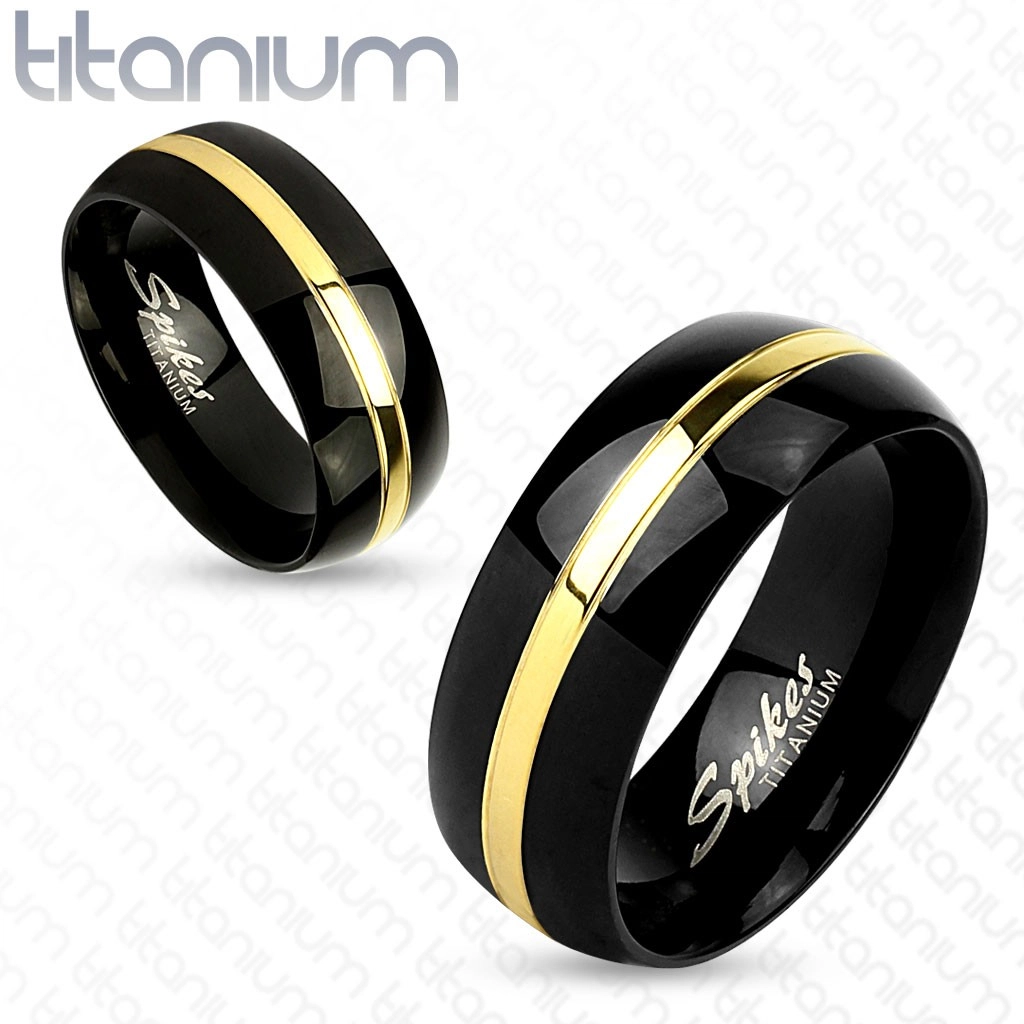 Černý prsten z titanu, lesklý oblý povrch, pás zlaté barvy, 8 mm - Velikost: 62