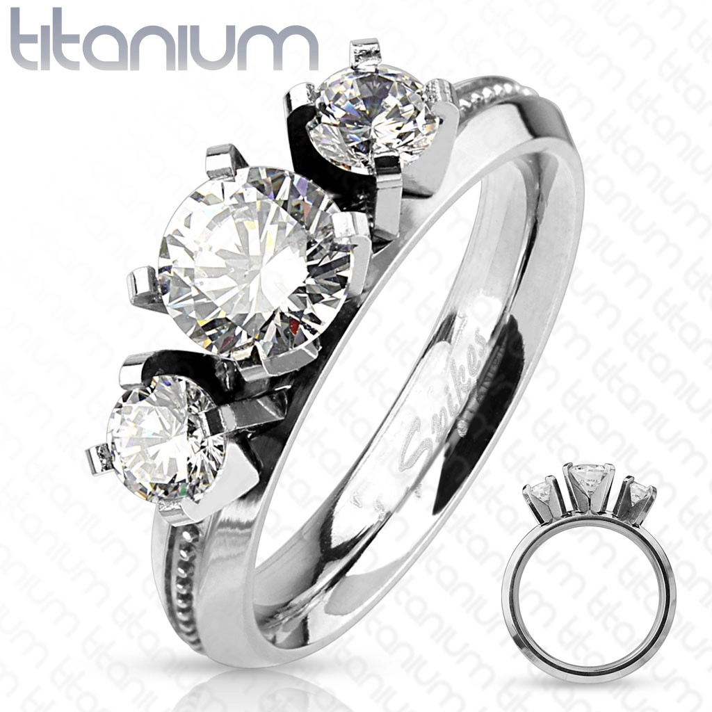 Prsten z titanu, stříbrná barva, tři kulaté čiré zirkony, vysoký lesk - Velikost: 57