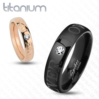 Levně Černý prsten z titanu, blýskavý čirý zirkonek, nápis FOREVER LOVE, 6 mm - Velikost: 59