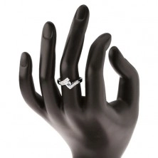 Stříbrný prsten 925, širší zatočená ramena, lesklý čtverec, čiré zirkonky