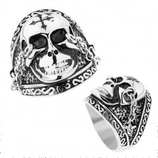 Ocelový prsten stříbrné barvy, lesklá lebka s křížem, řetízky, patina