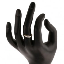 Prsten v 9K zlatě - nepravidelně zahnuté konce ramen, čiré zirkony