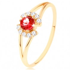 Prsten ze žlutého 14K zlata - kulatý červený granát mezi čirými obloučky