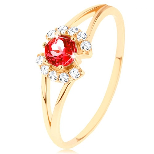 Prsten ze žlutého 14K zlata - kulatý červený granát mezi čirými obloučky - Velikost: 57