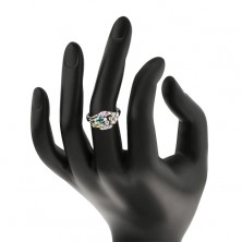 Lesklý prsten stříbrné barvy, barevná zirkonová zrnka, čiré zirkonky