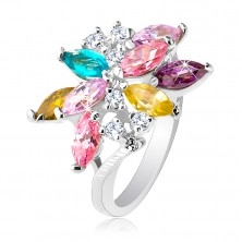 Blýskavý prsten stříbrné barvy, velký asymetrický květ z barevných zirkonů
