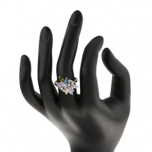 Blýskavý prsten stříbrné barvy, velký asymetrický květ z barevných zirkonů