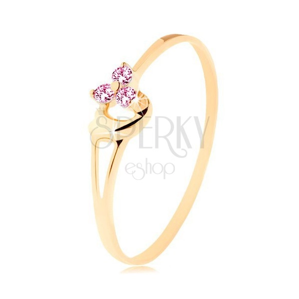 Prsten ze žlutého 14K zlata - tři růžové zirkonky, asymetrické vypouklé srdce