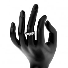 Prsten ze stříbra 925, čirý zirkon, vyvýšené zirkonové pásy na ramenech