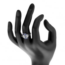 Lesklý prsten, stříbrný odstín, vlnky, kulaté blýskavé zirkony, cik-cak vzor