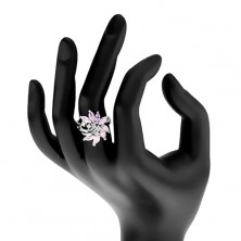 Blýskavý prsten, stříbrný odstín, nesouměrný květ ze zirkonů, lesklé obloučky