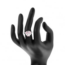 Prsten stříbrné barvy, blýskavý kvítek s růžovými srdíčkovitými zirkony