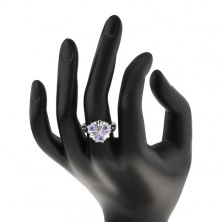 Prsten ve stříbrném odstínu, kvítek s fialovými zirkonovými srdíčky