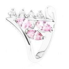 Lesklý prsten stříbrné barvy, zahnuté konce ramen, čiré a růžové zirkony