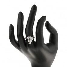 Lesklý prsten stříbrné barvy, zahnuté konce ramen, čiré zirkony
