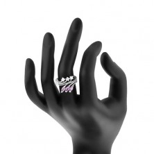 Prsten ve stříbrné barvě, rozvětvená ramena, fialové a čiré zirkony