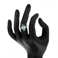 Lesklý prsten, úzká ramena stříbrné barvy, barevná zrnka a čiré zirkonky