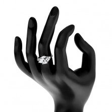 Prsten zdobený zrníčkovitými a kulatými zirkony čiré barvy, lesklá ramena