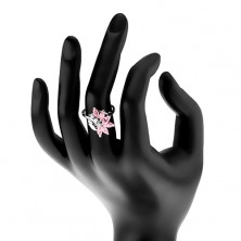 Třpytivý prsten stříbrné barvy, růžovo-čirý zirkonový květ, lesklý list