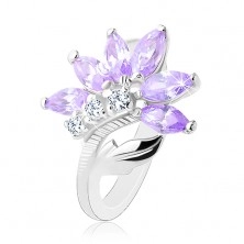 Blýskavý prsten ve stříbrné barvě, světle fialový květ, lesklý list