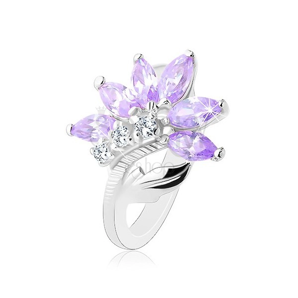 Blýskavý prsten ve stříbrné barvě, světle fialový květ, lesklý list