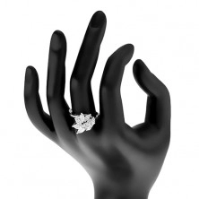 Prsten ve stříbrném odstínu zdobený zirkony čiré barvy, lesklá ramena