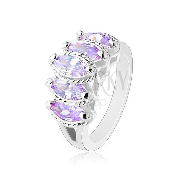 Prsten stříbrné barvy, vystupující broušená zrnka fialové barvy, vroubky