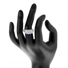 Prsten stříbrné barvy, vystupující broušená zrnka fialové barvy, vroubky
