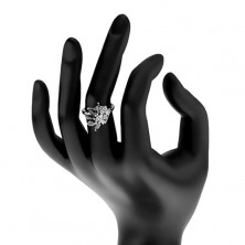 Lesklý prsten stříbrné barvy, čiré zirkony, černá broušená zrnka