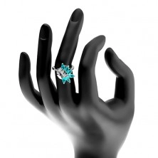 Prsten ve stříbrném odstínu, květ z čirých a modrých zirkonů, lesklý list